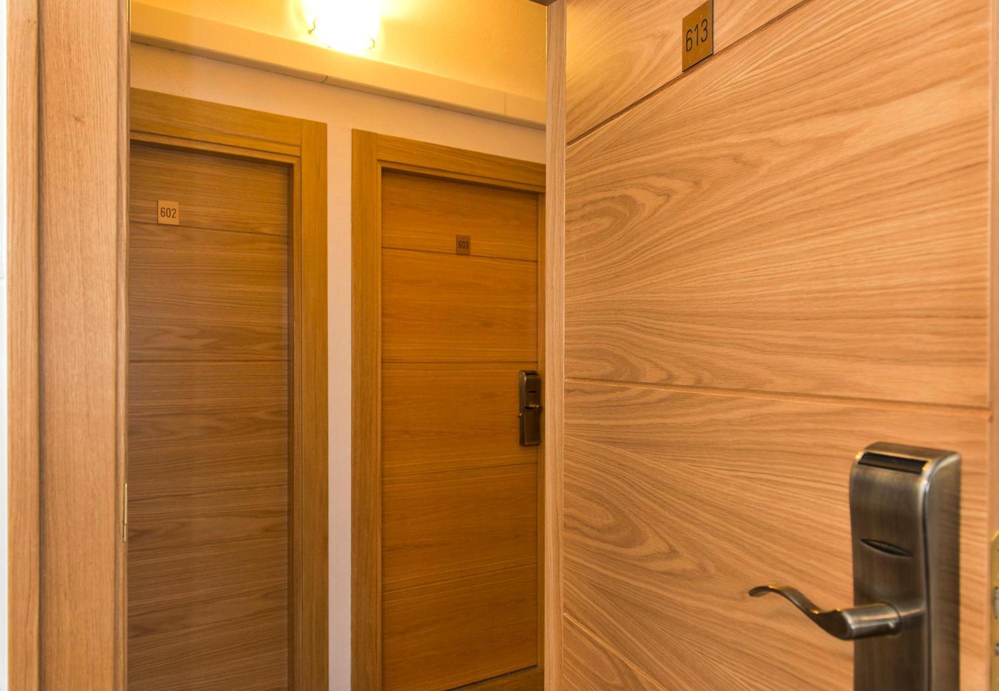 Estudio con 2 camas individuales